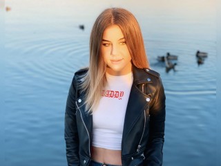 Marrcie webcam girl as a performer. Gallery photo 1.